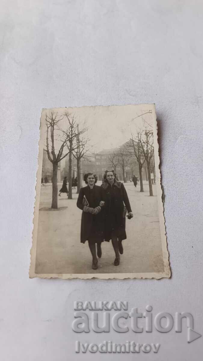Photo Sofia Two young girls for a walk