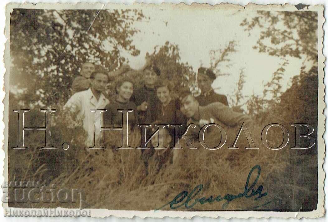 MICĂ POZĂ VECHE CU ELEVI DE LA GIMNAZIUL SVIȘTOV ÎN PARC J146