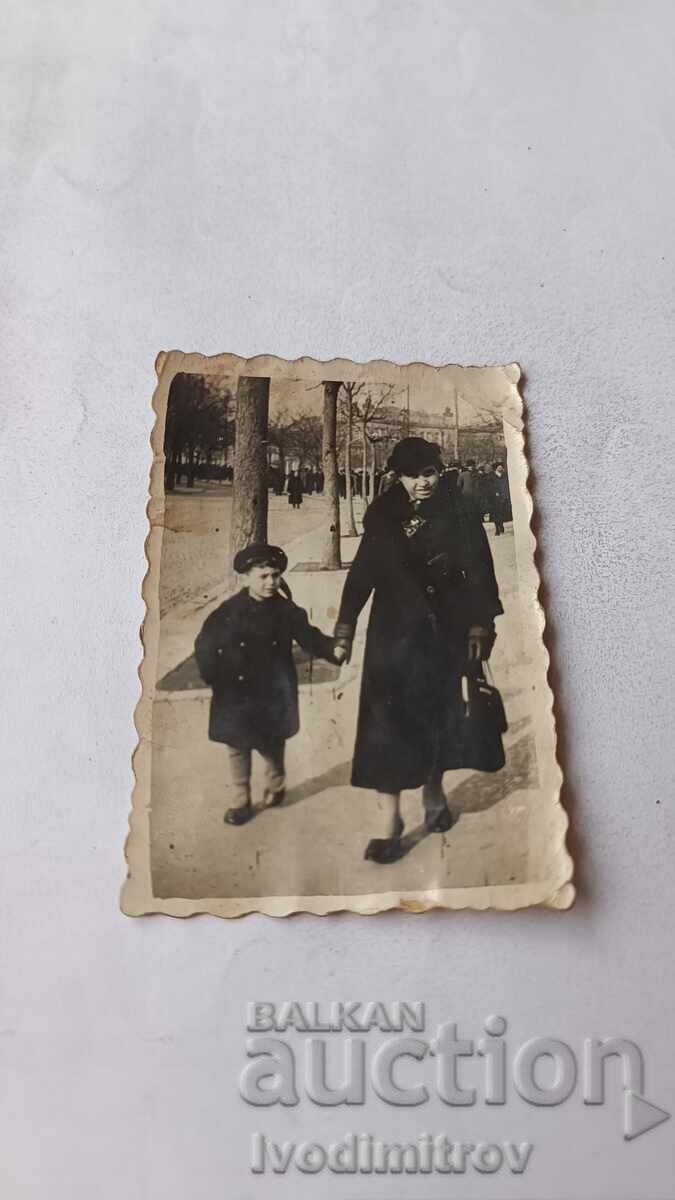 Φωτογραφία Σόφια Γυναίκα και αγοράκι σε βόλτα