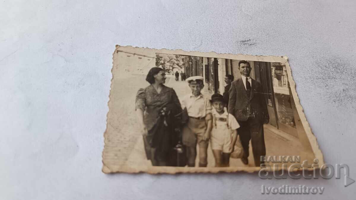 С-ка София Мъж жена и две момчета на път за Овча купел 1938
