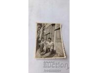 Снимка София Двама мъже седнали на стълби пред дюкян