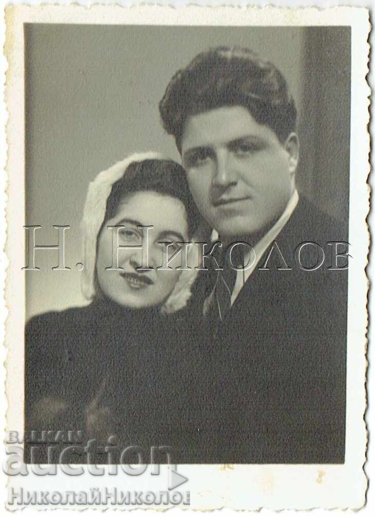 1942 FOTOGRAFIE MICĂ VECHE SOFIA CUPLU CĂSĂTORIT ÎN STUDIO ZH151 1942 FOTOGRAFIE MICĂ VECHE SOFIA CUPLU CĂSĂTORIT ÎN STUDIO ZH151