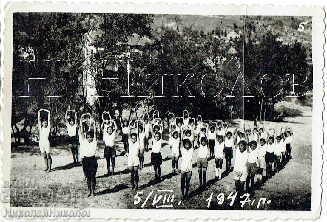 1947 FOTOGRAFIE MICĂ VECHE ELEVI TABĂRĂ DE VARĂ EXERCIȚII FIZICE J158