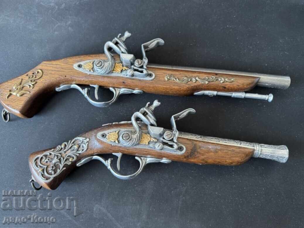 Licitație Pereche de pistoale cu cremene replica în stare bună și conservată Licitație Pereche de pistoale cu cremene replica în stare bună și conservată