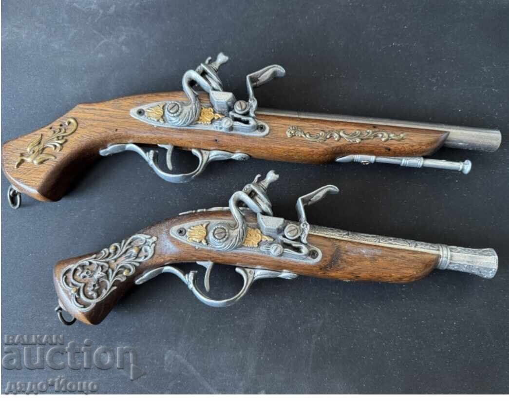 Pereche de pistoale cu cremene replica în stare bună și conservată Pereche de pistoale cu cremene replica în stare bună și conservată