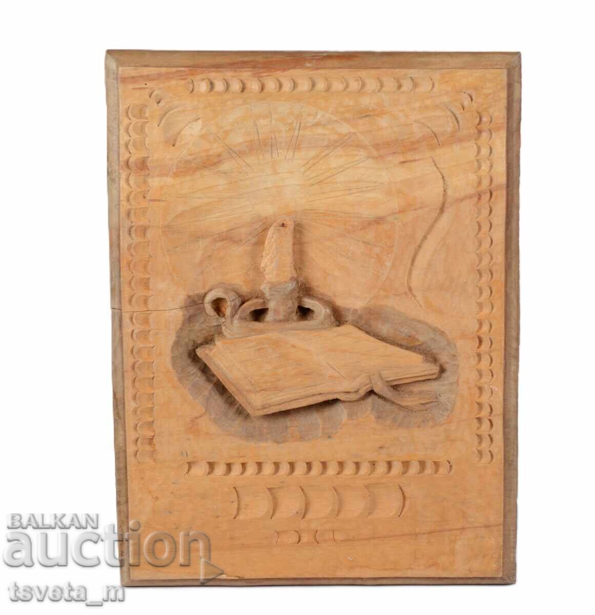 Ξυλόγλυπτο ανοιχτό βιβλίο και κερί που καίει Ξυλόγλυπτο ανοιχτό βιβλίο και κερί που καίει