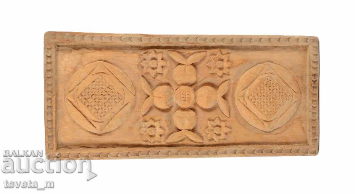 Ξυλόγλυπτα με φυτικά μοτίβα και γεωμετρικά σχήματα
