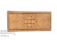 Ξυλόγλυπτα με φυτικά μοτίβα και γεωμετρικά σχήματα