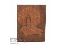 Ξυλόγλυπτο βιβλίο και κερί που εκπέμπει φως