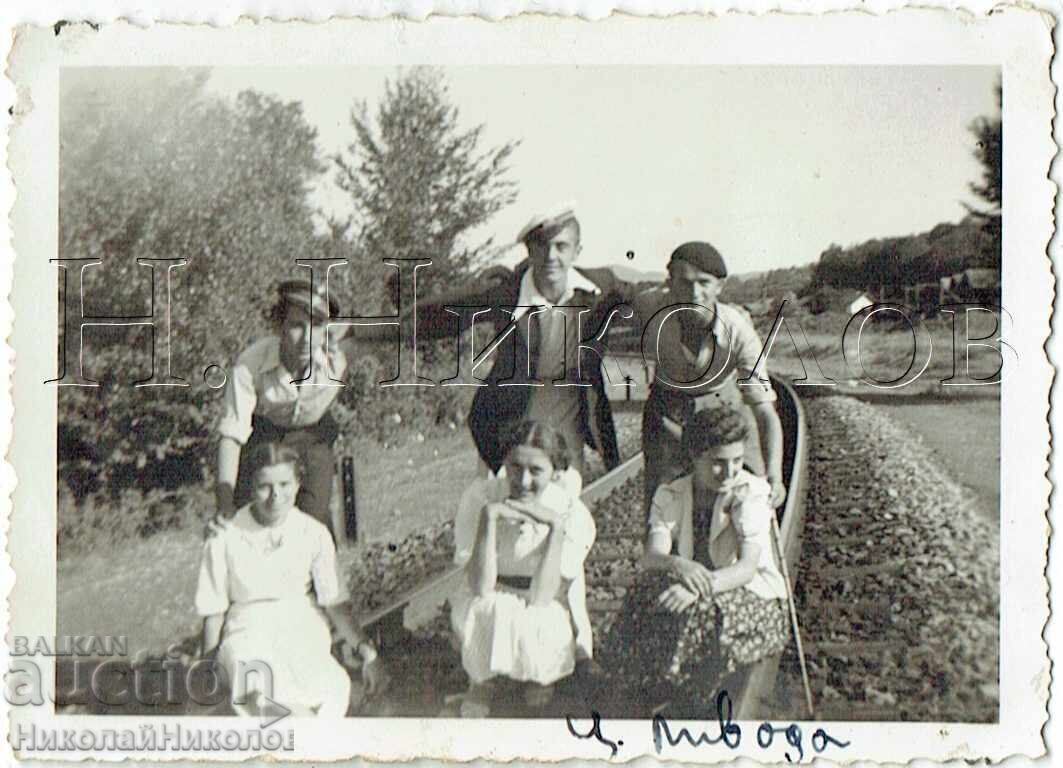 MICĂ FOTOGRAFIE VECHE TAREVA LIVADA ELEVI GARA FEROVIARĂ J169