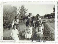 MICĂ POZĂ VECHE CU ELEVI DE GIMNAZIU LÂNGĂ GARA DE TREN J169