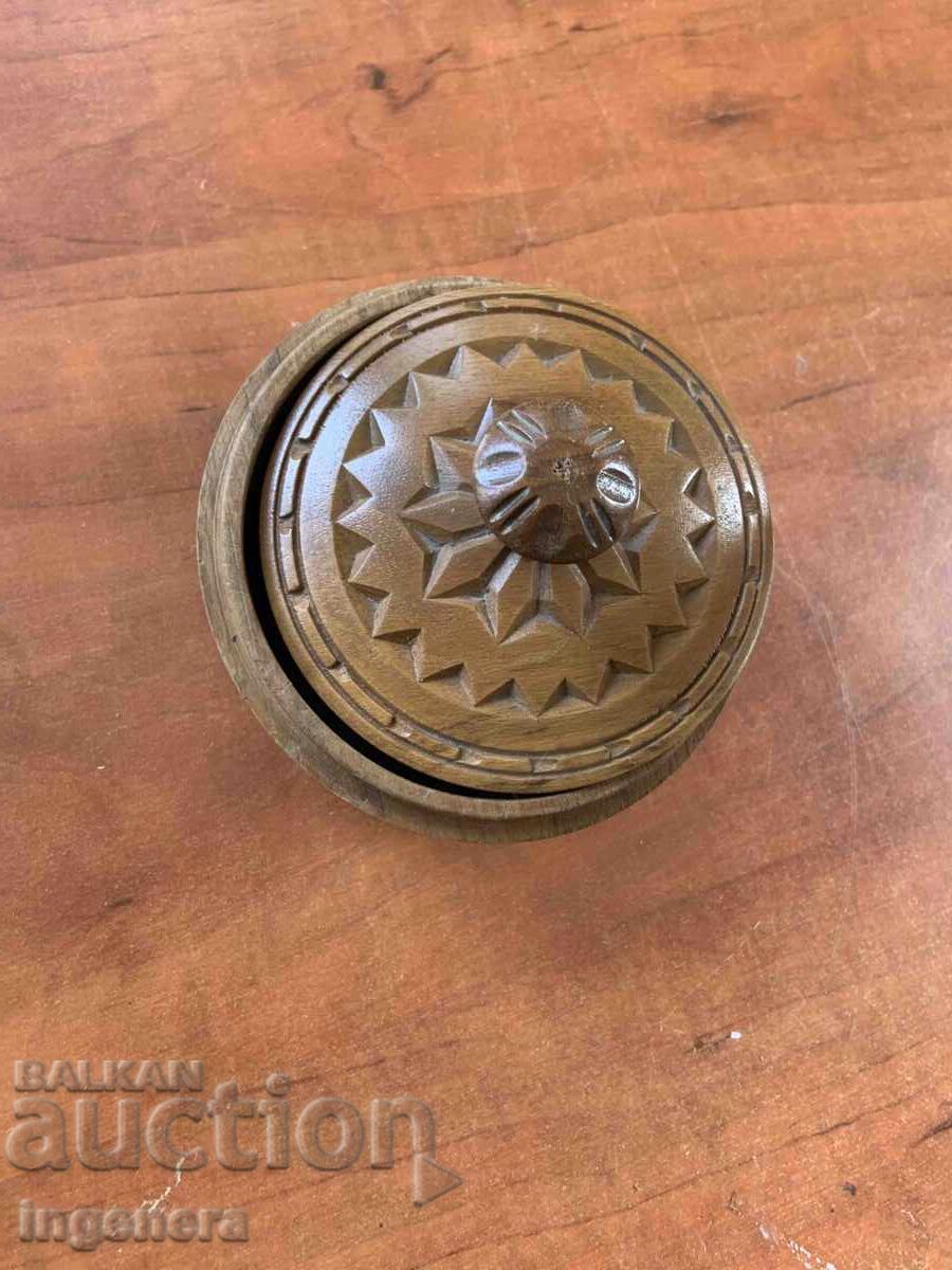 Livrarea CUTIE SCULPTURĂ ÎN LEMN BOMBONIERĂ DE PE VREMEA SOCIALISMULUI