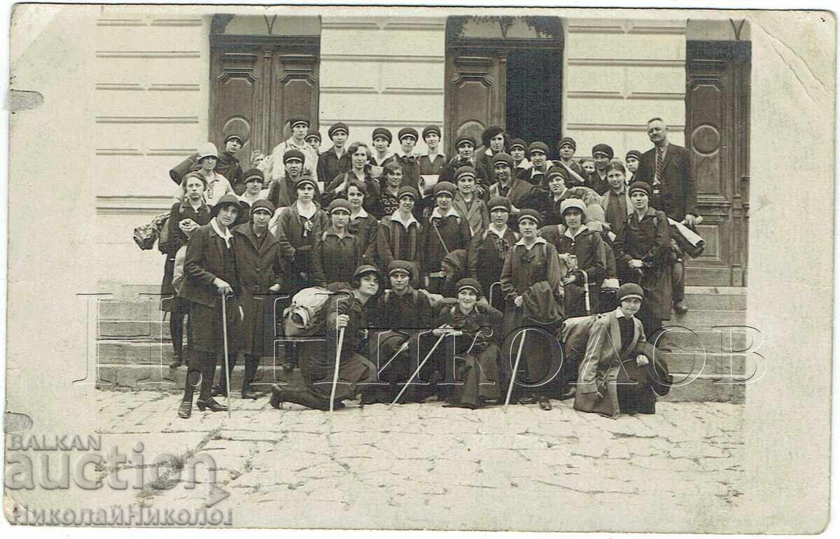 FOTOGRAFIE VECHE CU ELEVĂ DE GIMNAZIU ÎN EXCURSIE ZH223
