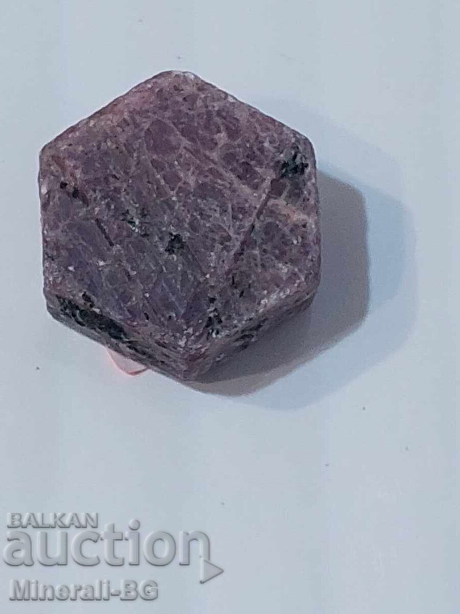 Натурален не обработен рубин.