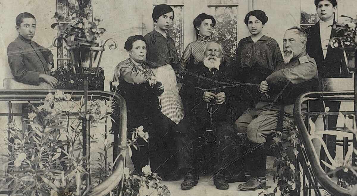 GENERAL GHEORGHE TODOROV POZĂ DE FAMILIE FOTOGRAFIE CARTON cu preț € 39.00 | 76.28 BGN