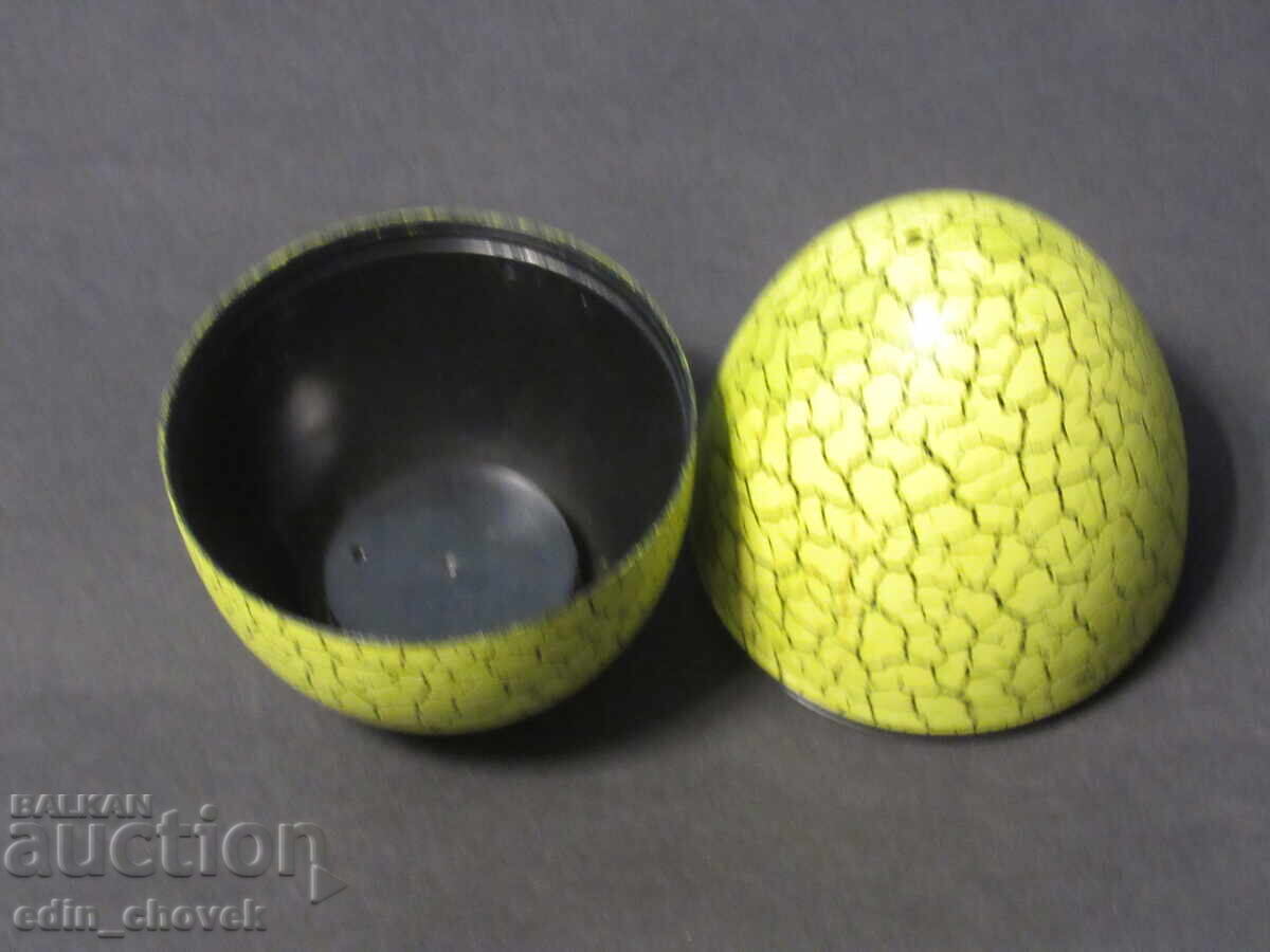 Играчка яйце пластмаса.