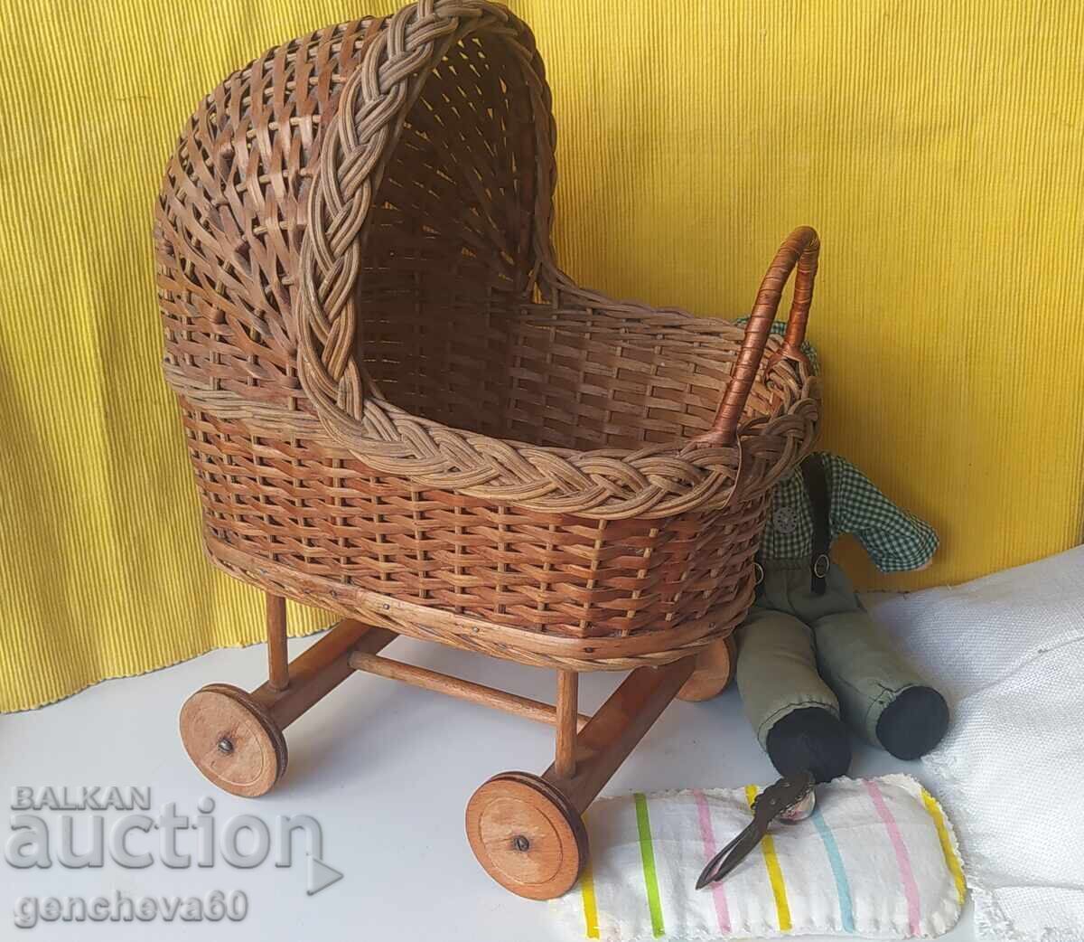 Mare cărucior ANTIC rar din răchită cu păpușă cu preț € 60.00 | 117.35 BGN