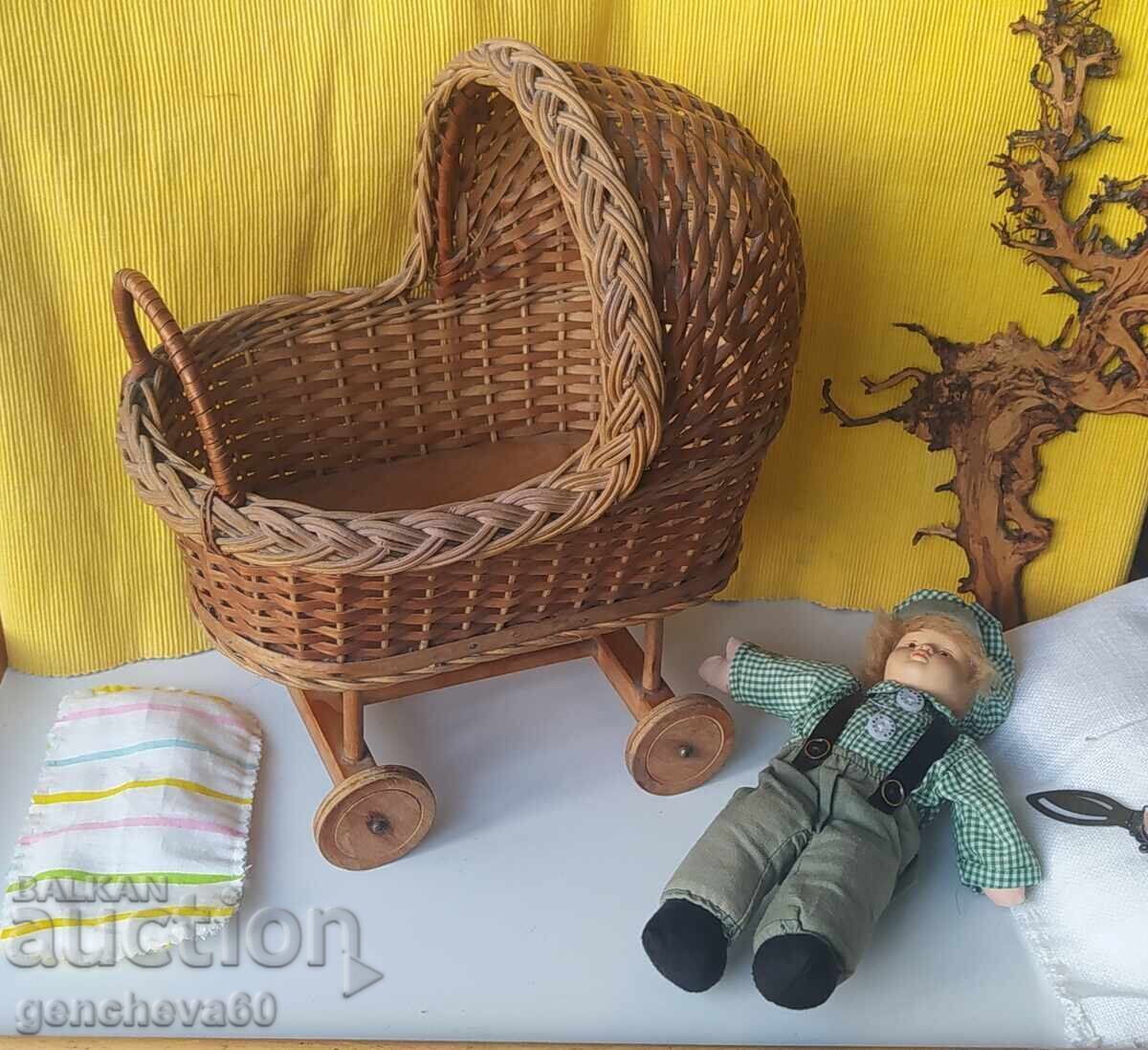 Livrarea Mare cărucior ANTIC rar din răchită cu păpușă