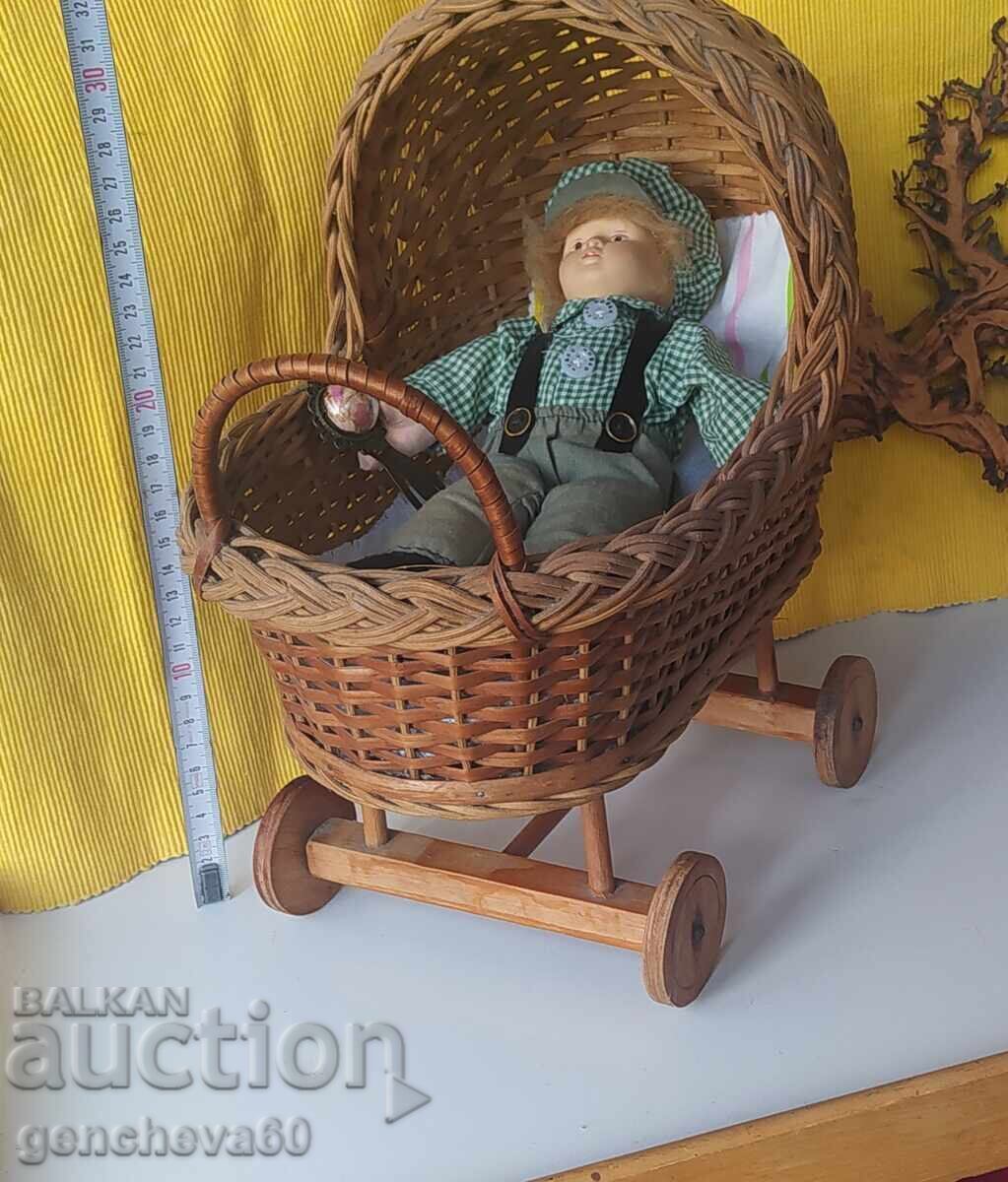 Mare cărucior ANTIC rar din răchită cu păpușă
