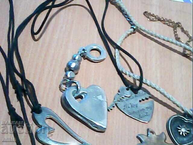 Coliere vechi argintate cu inimioare cu preț € 7.00 | 13.69 BGN Coliere vechi argintate cu inimioare cu preț € 7.00 | 13.69 BGN