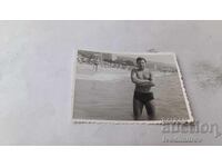 Снимка Млад мъж на брега на морето