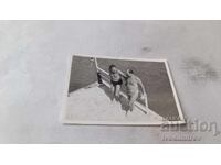 Φωτογραφία Δύο ανδρών στην προβλήτα