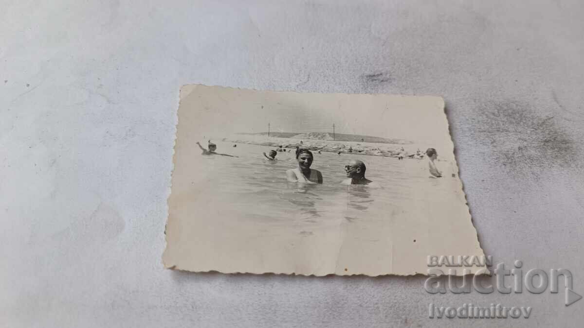 Fotografie Bărbat și fată tânără în mare