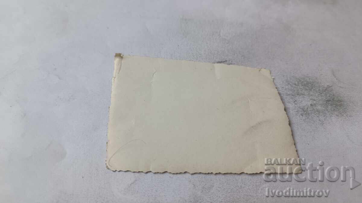 Fotografie Tineri și tinere întinse pe burtă pe plajă cu preț € 0.88 | 1.72 BGN Fotografie Tineri și tinere întinse pe burtă pe plajă cu preț € 0.88 | 1.72 BGN