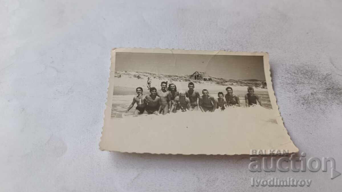 Foto Băieți și fete pe plajă