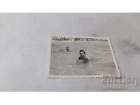 Φωτογραφία Νέου και κοπέλας στη θάλασσα