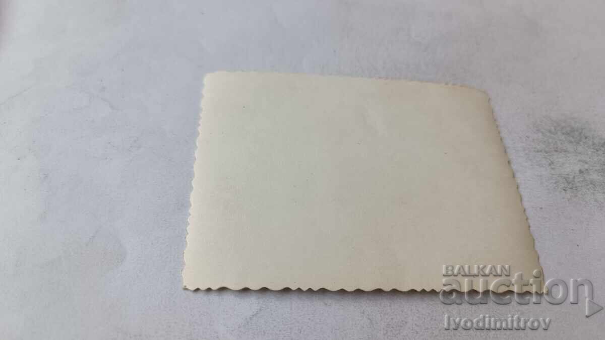 Fotografie Bărbat băiat și fată pe malul mării cu preț € 0.67 | 1.31 BGN Fotografie Bărbat băiat și fată pe malul mării cu preț € 0.67 | 1.31 BGN