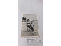 Φωτογραφία Γυναίκα και κορίτσι στην παραλία