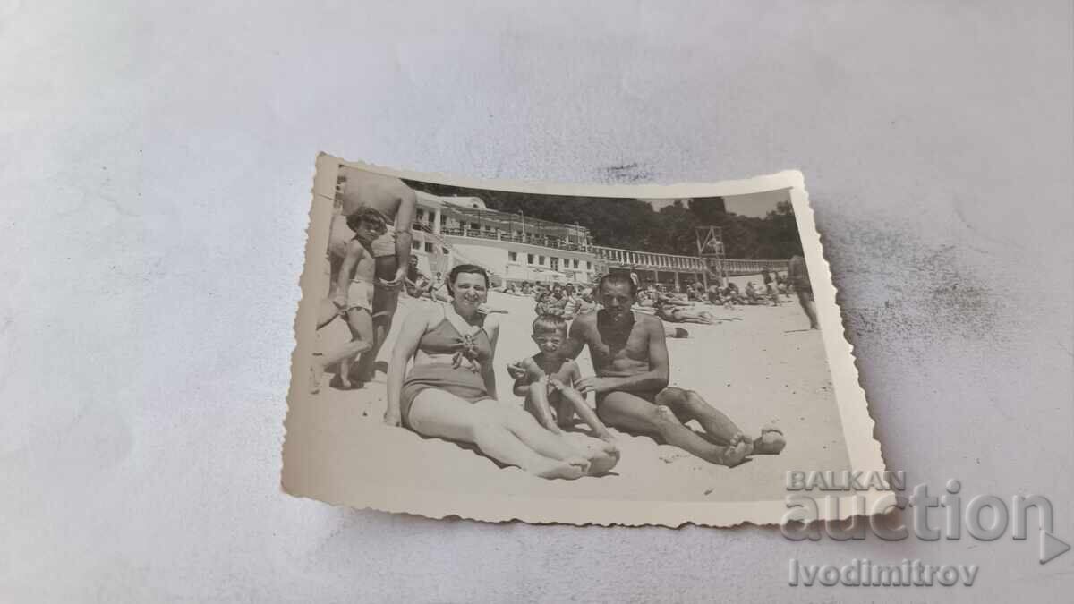 Fotografie Bărbat femeie și băiețel pe plajă