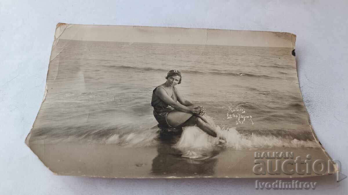 Φωτογραφία Νέο κορίτσι κάθεται σε βράχο στην παραλία 1934 Φωτογραφία Νέο κορίτσι κάθεται σε βράχο στην παραλία 1934