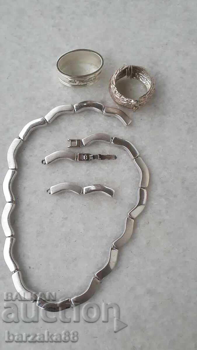 Ασημένιο κολιέ και άλλα Ασημένιο κολιέ και άλλα