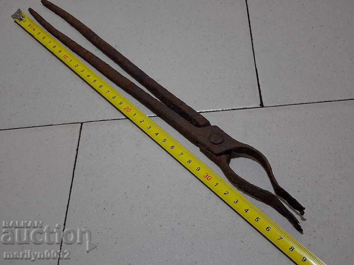 Clești vechi de fierar, șindrilă, fier forjat