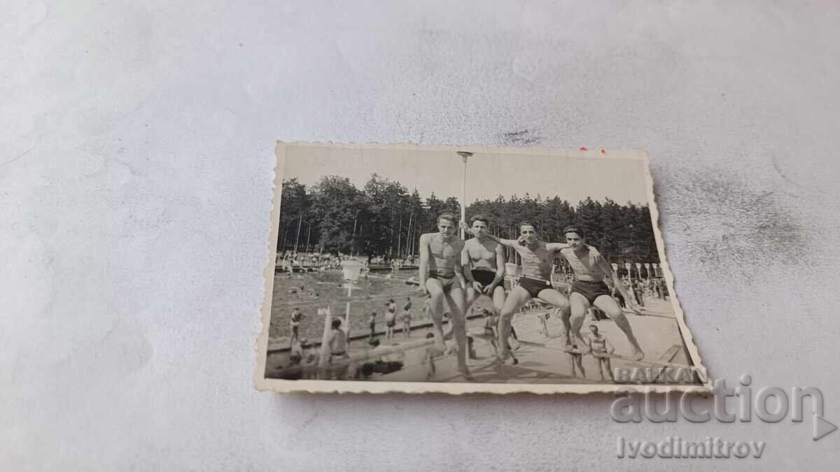 Fotografie Sofia Patru tineri la piscină