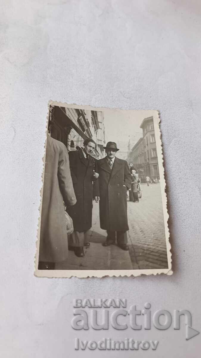 Foto Sofia Doi bărbați pe trotuar