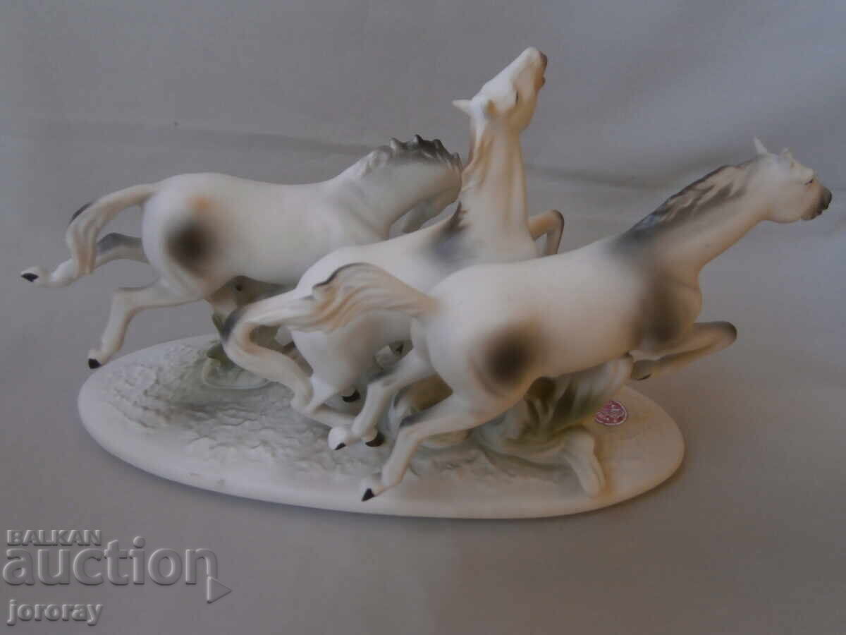 Licitație Figurină de porțelan, marcă 32x20cm, România Licitație Figurină de porțelan, marcă 32x20cm, România