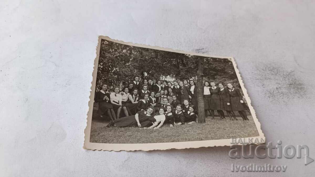 Снимка София Младежи и девойки в парка Снимка София Младежи и девойки в парка