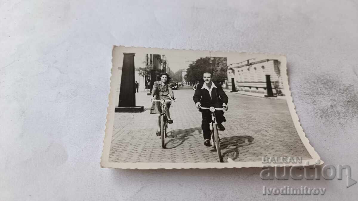 Fotografie Sofia Bărbat și femeie cu biciclete retro