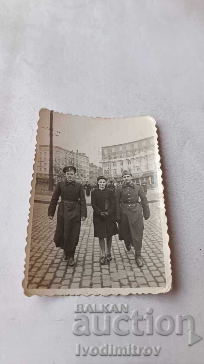 Fotografie Sofia Doi soldați și o femeie la plimbare Fotografie Sofia Doi soldați și o femeie la plimbare