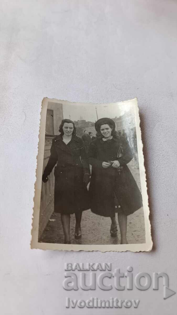 Fotografie Sofia Două fete tinere la plimbare