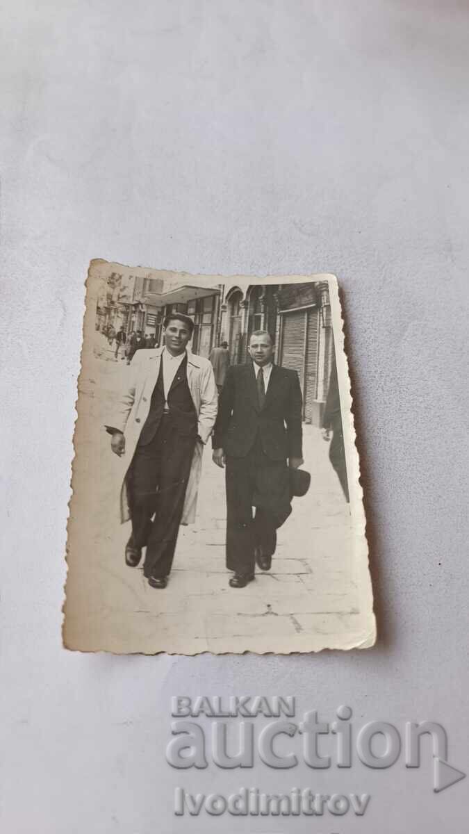 Φωτογραφία Σοφία Δύο άντρες σε έναν περίπατο 1941