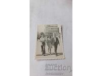 Fotografie Sofia Doi tineri și o tânără fată în fața Palatului de Justiție