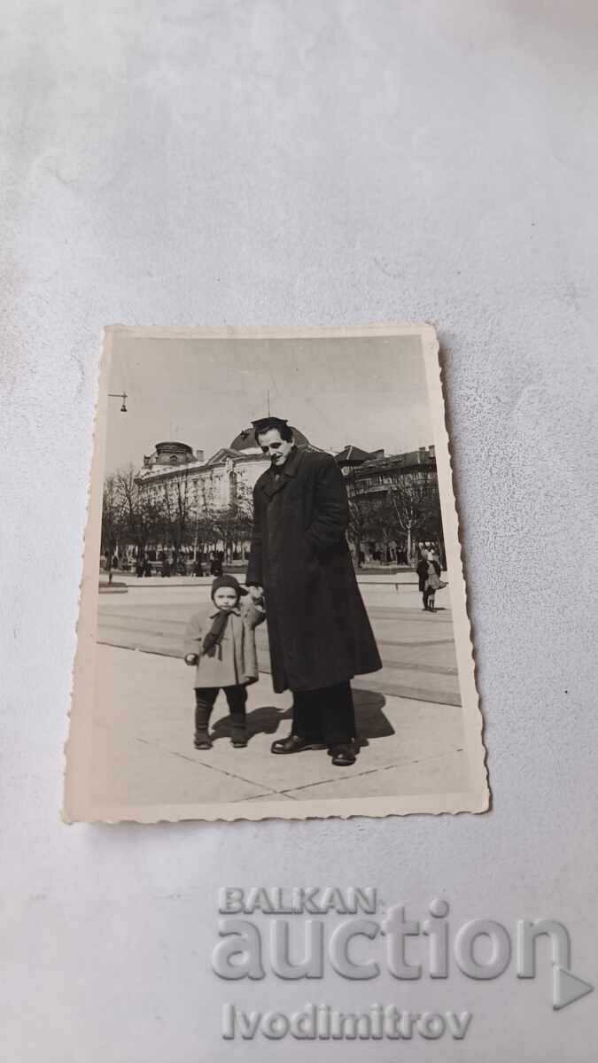Fotografie Sofia Un bărbat și un băiețel pe trotuar Fotografie Sofia Un bărbat și un băiețel pe trotuar