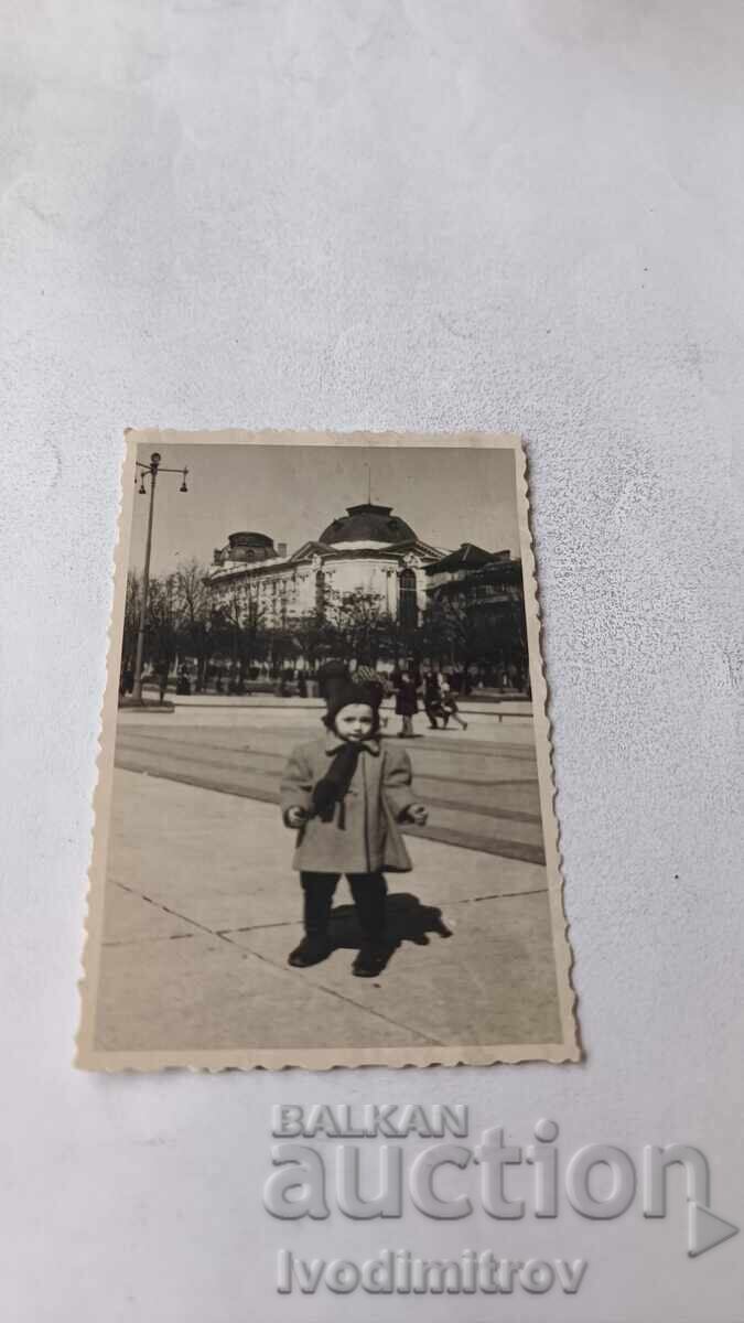 Foto Sofia Un băiețel pe trotuar