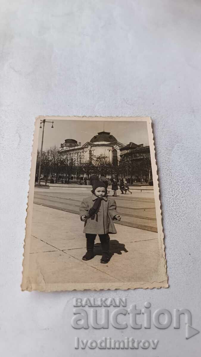 Foto Sofia Un băiețel pe trotuar