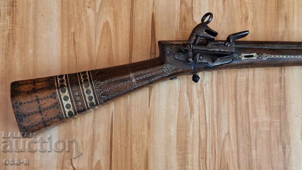 Licitație Pistol de șașlik, pușcă de luptă, pistol
