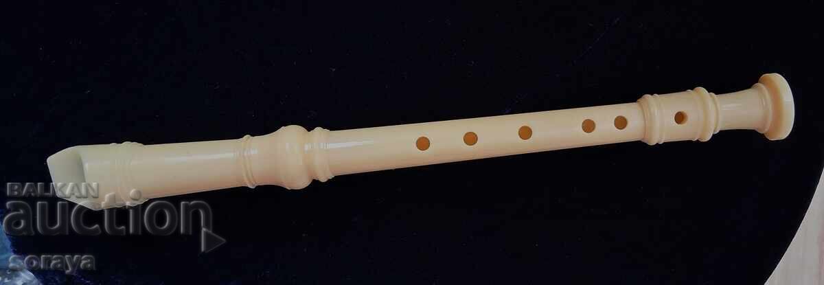 Flaut vechi pentru copii cu husă cu preț € 3.00 | 5.87 BGN Flaut vechi pentru copii cu husă cu preț € 3.00 | 5.87 BGN